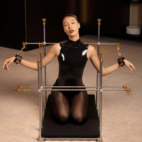 Модульная BDSM структура из позолоченного металла UPKO - Brigade Mondaine Paris UPKO модульная напольная металлическая BDSM-конструкция с золотым покрытием Brigade Mondaine Paris