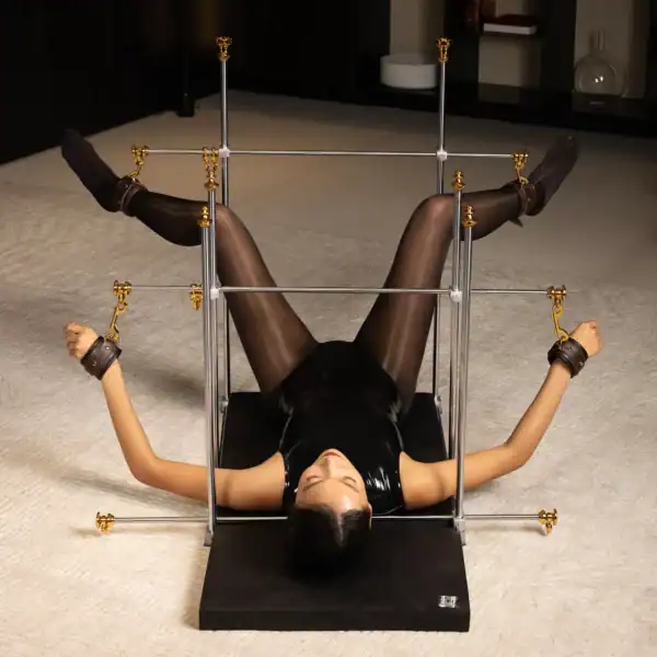 UPKO Модульная металлическая напольная BDSM структура - Brigade Mondaine Paris UPKO модульная металлическая напольная BDSM структура с вертикальными стойками и кожаными аксессуарами Brigade Mondaine Paris