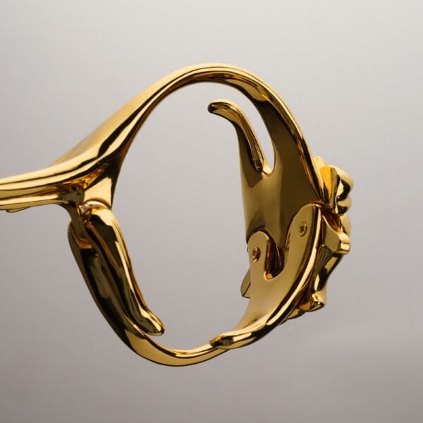 UPKO „Ripple“ Metallhandschellen Brigade Mondaine Paris Goldene Handschellen der Marke UPKO mit kunstvollem Design und glänzenden Metalloberflächen, die in der raffinierten Welt von Brigade Mondaine Paris an den Handgelenken getragen werden.