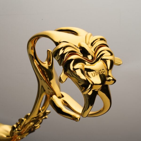 UPKO „Ripple“ Metallhandschellen Brigade Mondaine Paris Goldene Handschellen der Marke UPKO mit kunstvollem Design und glänzenden Metalloberflächen, die in der raffinierten Welt von Brigade Mondaine Paris an den Handgelenken getragen werden.