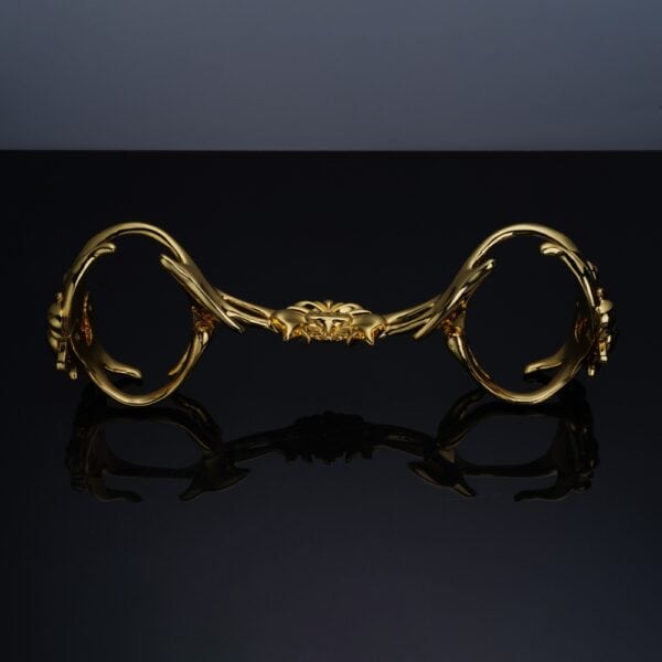 UPKO „Ripple“ Metallhandschellen Brigade Mondaine Paris Goldene Handschellen der Marke UPKO mit kunstvollem Design und glänzenden Metalloberflächen, die in der raffinierten Welt von Brigade Mondaine Paris an den Handgelenken getragen werden.