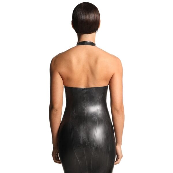 Robe courte moulante en latex noir mat avec décolleté plongeant et col licou.
