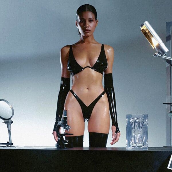 ANOESES String aus schwarzem, glänzendem Latex mit hoher Taille und ultra-geschnittenem Schnitt.