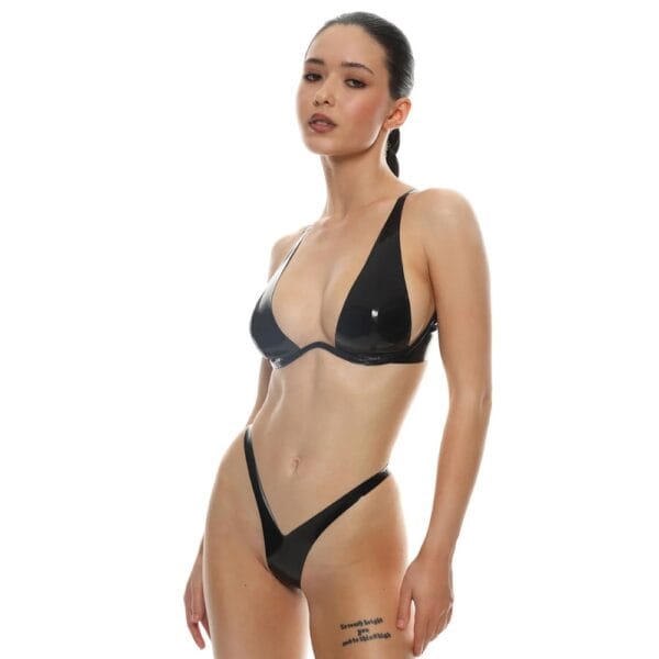 String aus schwarzem, glänzendem Latex mit hoher Taille und ultra-geschnittenem Schnitt.
