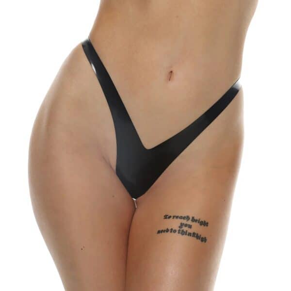 String aus schwarzem, glänzendem Latex mit hoher Taille und ultra-geschnittenem Schnitt.