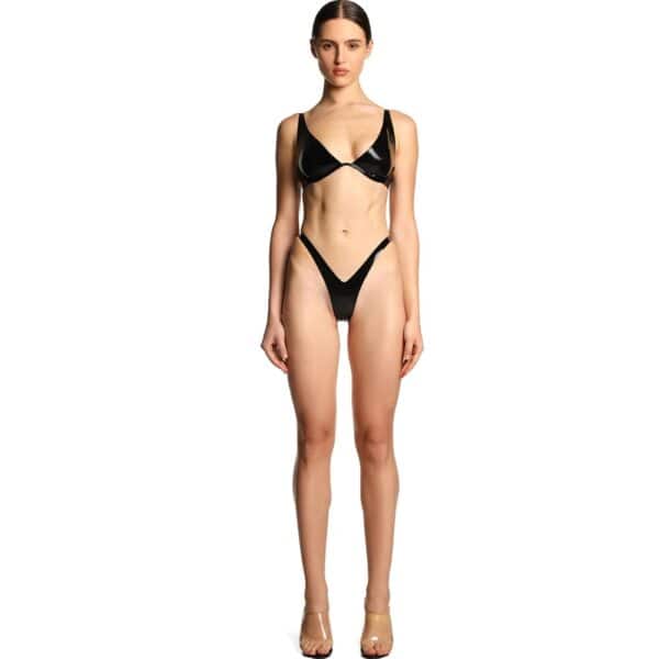 String aus schwarzem, glänzendem Latex mit hoher Taille und ultra-geschnittenem Schnitt.
