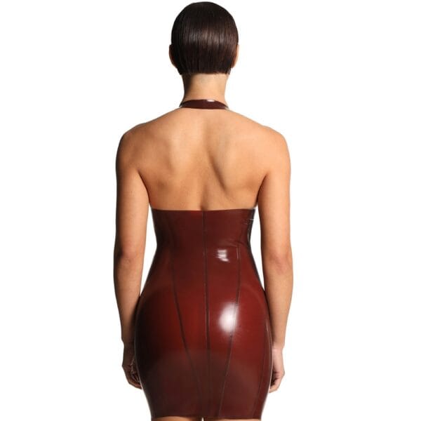 Enganliegendes kurzes Kleid aus glänzendem bordeauxrotem Latex mit tiefem Ausschnitt und Halfterkragen.