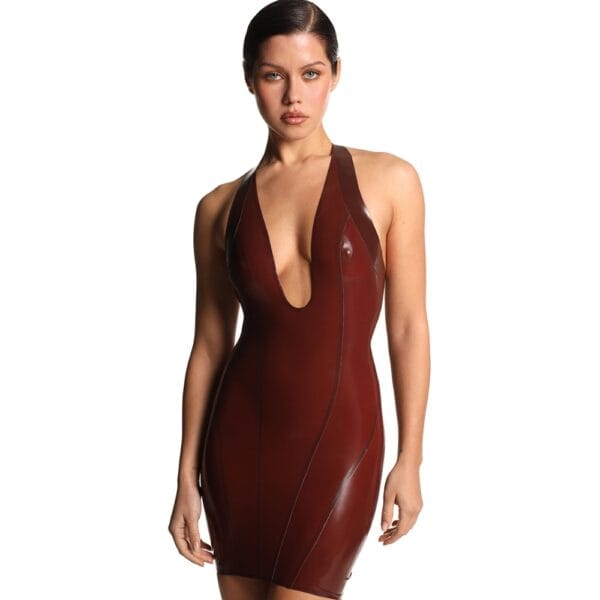 Enganliegendes kurzes Kleid aus glänzendem bordeauxrotem Latex mit tiefem Ausschnitt und Halfterkragen.