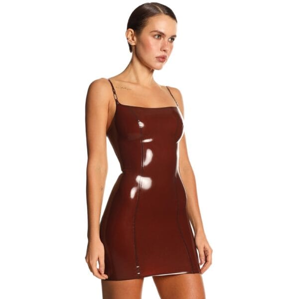 Enganliegendes kurzes Kleid von ANOESES aus glänzendem bordeauxrotem Latex mit schmalen Trägern und passendem Gürtel mit Schnalle.