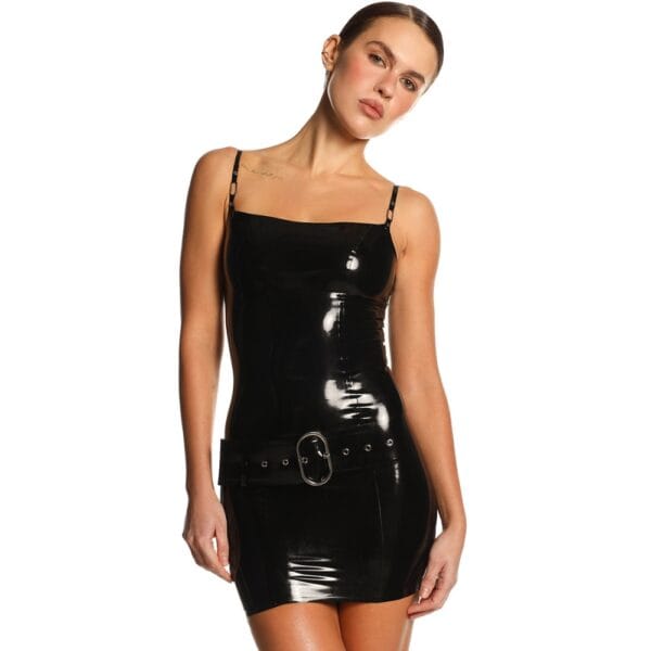 Enganliegendes kurzes Kleid aus glänzendem schwarzem Latex mit schmalen Trägern und passendem Schnallengürtel.