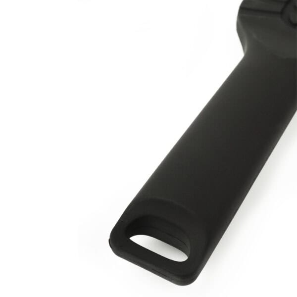 Paleta negra texturizada con mango ergonómico y superficie estructurada, accesorio BDSM ofrecido por Brigade Mondaine Paris.