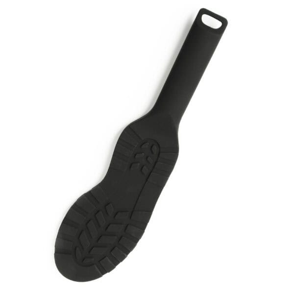 Paleta negra texturizada con mango ergonómico y superficie estructurada, accesorio BDSM ofrecido por Brigade Mondaine Paris.