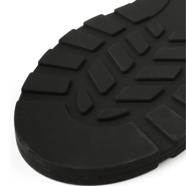 Paleta negra texturizada con mango ergonómico y superficie estructurada, accesorio BDSM ofrecido por Brigade Mondaine Paris.