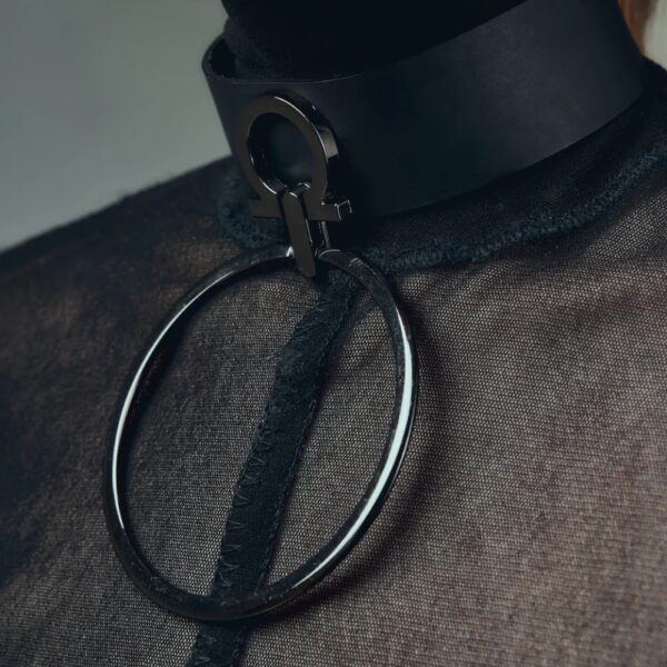Collar gargantilla negro con aro de metal, gargantilla de diseño moderno