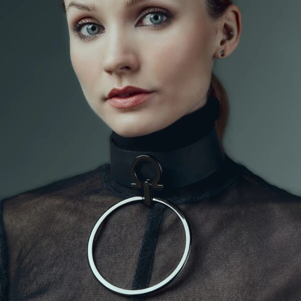 Collar gargantilla negro con aro de metal, gargantilla de diseño moderno