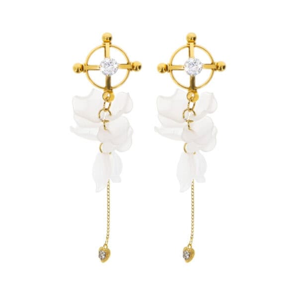 Modèle portant des pinces à tétons florales dorées avec pampilles translucides et chaîne fine, accessoire proposé par Brigade Mondaine Paris.