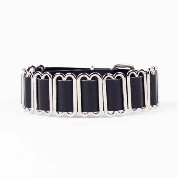 Modèle portant le Bulletproof Choker noir Perlensau avec plaques métalliques dorées articulées, proposé par Brigade Mondaine Paris.