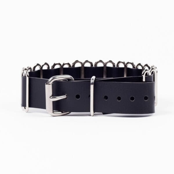 Modèle portant le Bulletproof Choker noir Perlensau avec plaques métalliques dorées articulées, proposé par Brigade Mondaine Paris.