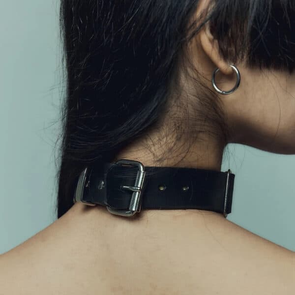 Modèle portant le Bulletproof Choker noir Perlensau avec plaques métalliques dorées articulées, proposé par Brigade Mondaine Paris.