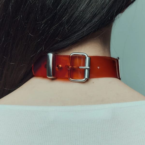 Modèle portant le Bulletproof Choker rouge Perlensau avec plaques rouges translucides et structure métallique, proposé par Brigade Mondaine Paris.