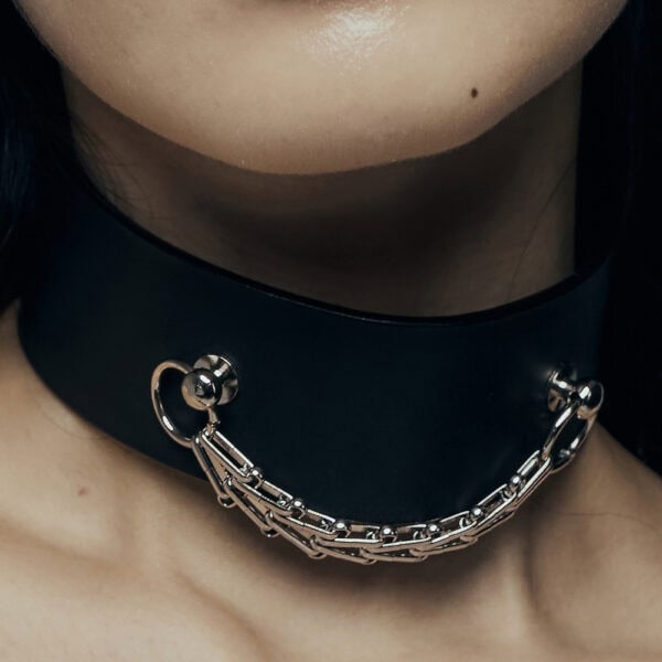 La modelo lleva la gargantilla Dedication Perlensau de piel negra con cadena de metal plateado, ofrecida por Brigade Mondaine Paris.