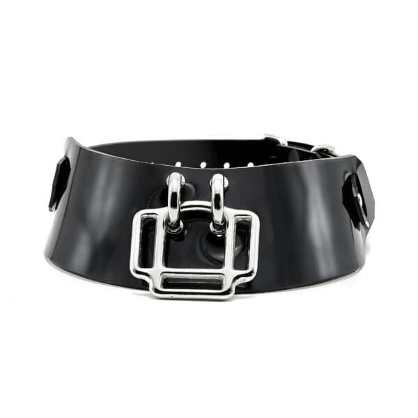 Model wearing glossy black Phenomenon Choker Perlensau with large geometric metal buckle, offered by Brigade Mondaine Paris.