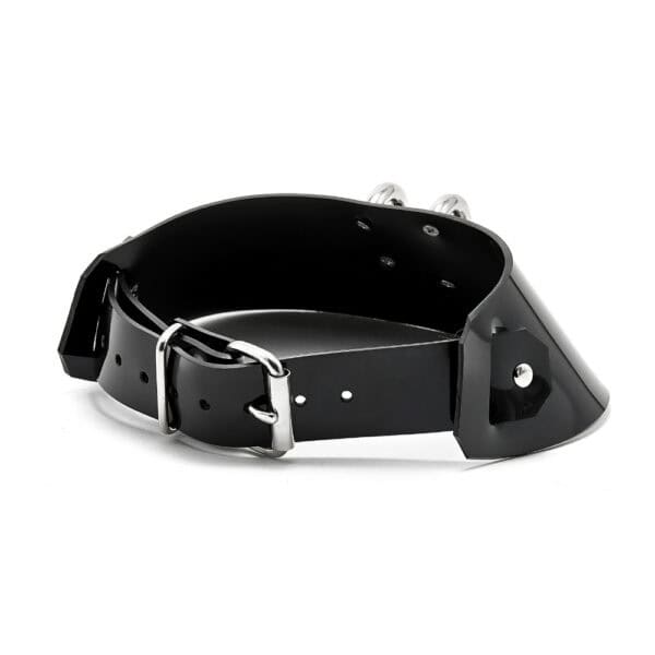 Model wearing glossy black Phenomenon Choker Perlensau with large geometric metal buckle, offered by Brigade Mondaine Paris.