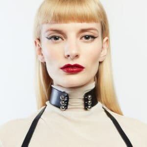 Trinity Choker Perlensau en cuir noir avec barres métalliques et sphères argentées, proposé par Brigade Mondaine Paris.
