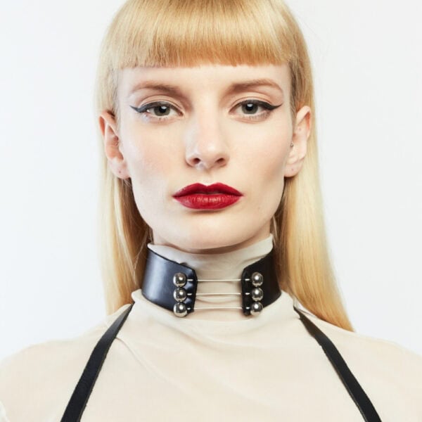 Чокер Trinity Choker Perlensau из черной кожи с металлическими планками и серебряными сферами, предлагаемый Brigade Mondaine Paris.