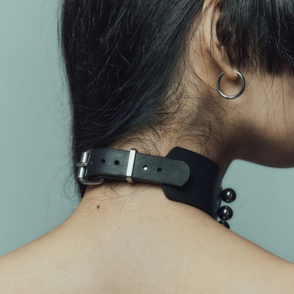 Чокер Trinity Choker Perlensau из черной кожи с металлическими планками и серебряными сферами, предлагаемый Brigade Mondaine Paris.