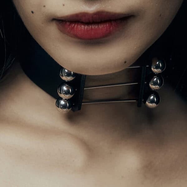 Чокер Trinity Choker Perlensau из черной кожи с металлическими планками и серебряными сферами, предлагаемый Brigade Mondaine Paris.