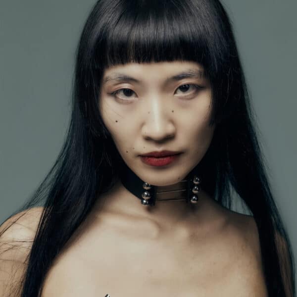 Чокер Trinity Choker Perlensau из черной кожи с металлическими планками и серебряными сферами, предлагаемый Brigade Mondaine Paris.