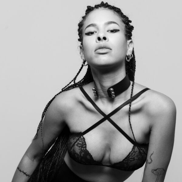 Чокер Trinity Choker Perlensau из черной кожи с металлическими планками и серебряными сферами, предлагаемый Brigade Mondaine Paris.