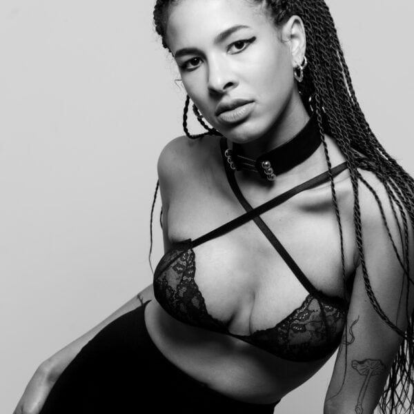 Чокер Trinity Choker Perlensau из черной кожи с металлическими планками и серебряными сферами, предлагаемый Brigade Mondaine Paris.