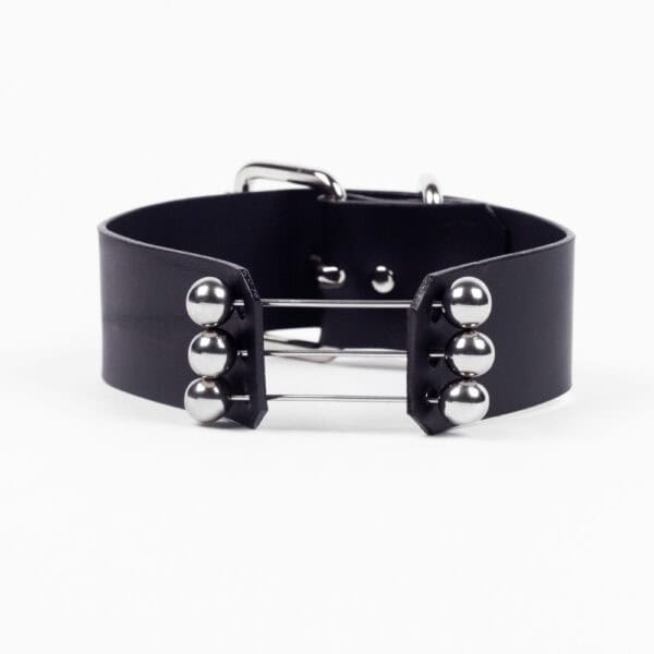 Чокер Trinity Choker Perlensau из черной кожи с металлическими планками и серебряными сферами, предлагаемый Brigade Mondaine Paris.