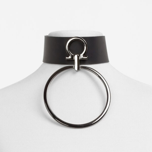 Modelo que lleva la gargantilla Divine Perlensau de cuero negro con gran anillo metálico suspendido, ofrecida por Brigade Mondaine Paris.