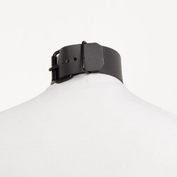 Modelo que lleva la gargantilla Divine Perlensau de cuero negro con gran anillo metálico suspendido, ofrecida por Brigade Mondaine Paris.