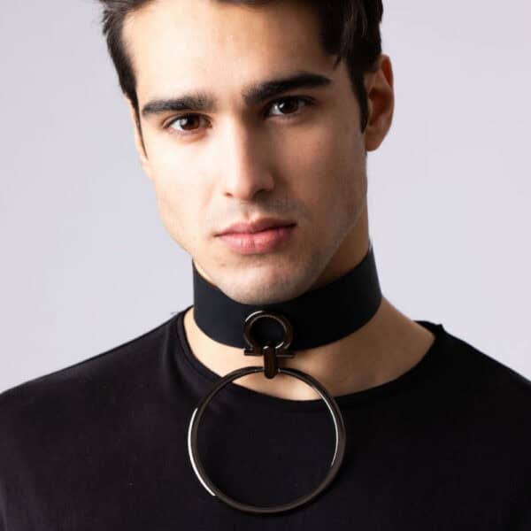 Modelo que lleva la gargantilla Divine Perlensau de cuero negro con gran anillo metálico suspendido, ofrecida por Brigade Mondaine Paris.