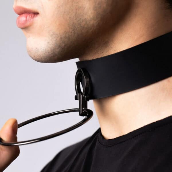 Modelo que lleva la gargantilla Divine Perlensau de cuero negro con gran anillo metálico suspendido, ofrecida por Brigade Mondaine Paris.