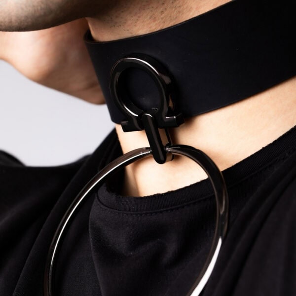 Modelo que lleva la gargantilla Divine Perlensau de cuero negro con gran anillo metálico suspendido, ofrecida por Brigade Mondaine Paris.