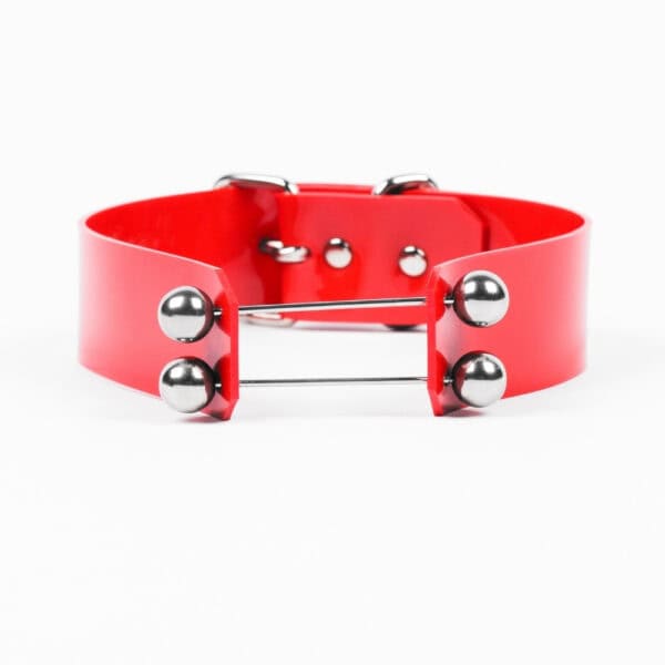 На модели красный чокер Perlensau Industrial Choker из кожи с металлическими шипами и серебряными сферами, предложенный Brigade Mondaine Paris.