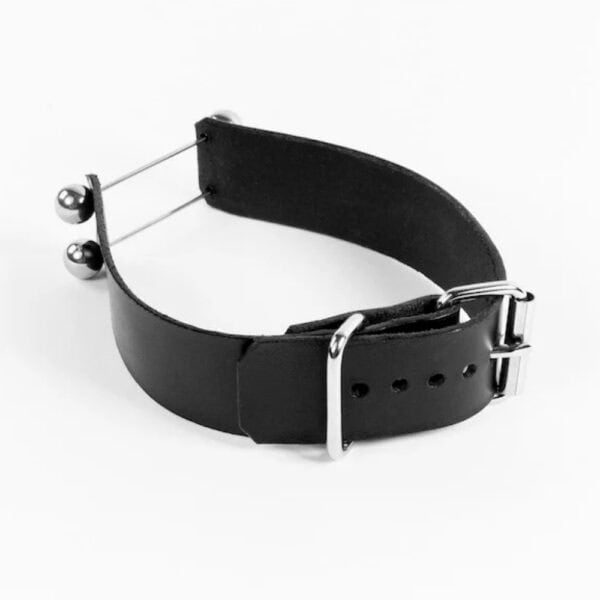 Modelo que lleva la Gargantilla Industrial Perlensau en cuero negro con elementos metálicos plateados, ofrecida por Brigade Mondaine Paris.