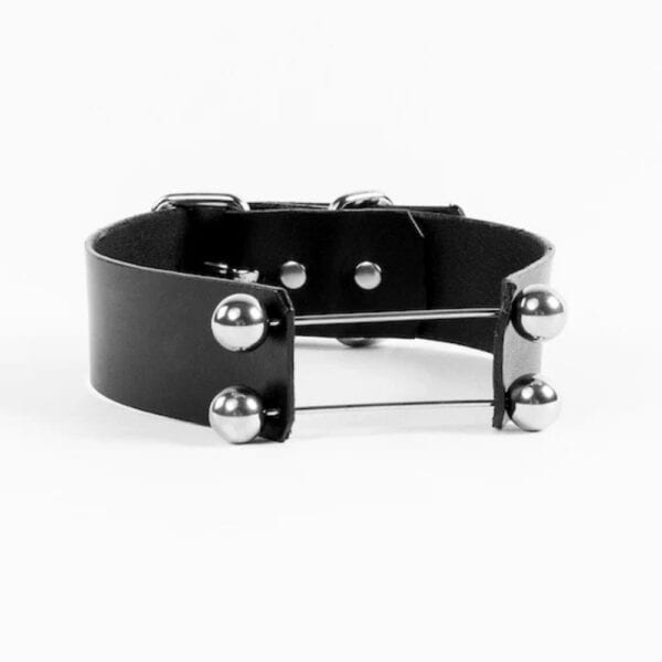 Modelo que lleva la Gargantilla Industrial Perlensau en cuero negro con elementos metálicos plateados, ofrecida por Brigade Mondaine Paris.