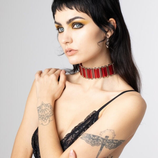 Modèle portant le Bulletproof Choker rouge Perlensau avec plaques rouges translucides et structure métallique, proposé par Brigade Mondaine Paris.