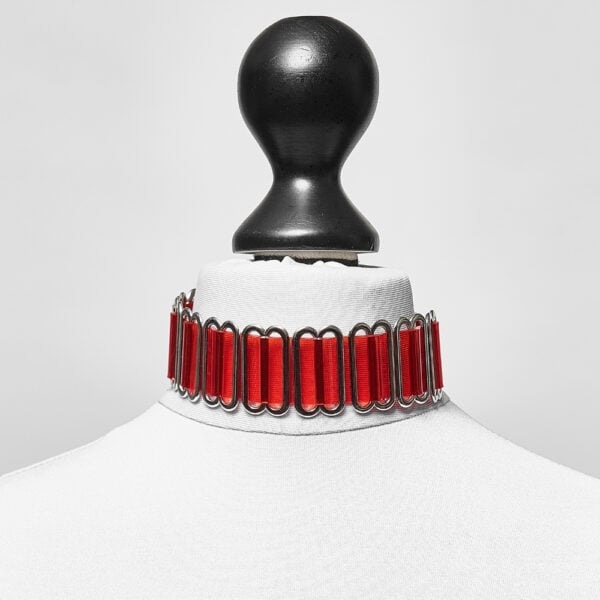 Modèle portant le Bulletproof Choker rouge Perlensau avec plaques rouges translucides et structure métallique, proposé par Brigade Mondaine Paris.