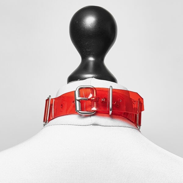 Modèle portant le Bulletproof Choker rouge Perlensau avec plaques rouges translucides et structure métallique, proposé par Brigade Mondaine Paris.