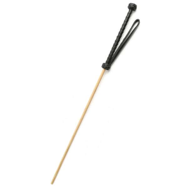 Bastón Obediance de madera clara con empuñadura de cuero negro y correa de mano a juego, accesorio ofrecido por Brigade Mondaine Paris.