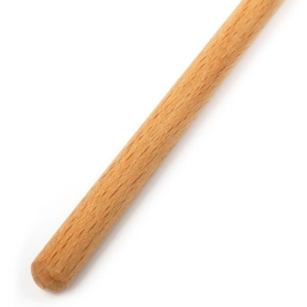 Bastón Obediance de madera clara con empuñadura de cuero negro y correa de mano a juego, accesorio ofrecido por Brigade Mondaine Paris.