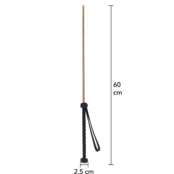 Bastón Obediance de madera clara con empuñadura de cuero negro y correa de mano a juego, accesorio ofrecido por Brigade Mondaine Paris.