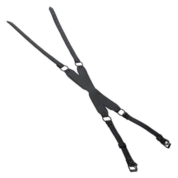 X-band de cuero negro con correas ajustables y hebillas de metal, accesorio bondage ofrecido por Brigade Mondaine Paris.